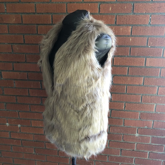 Chicwish Faux Fur Vest NWOT - Picture 3 of 8